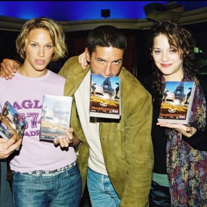 Archives - Marion Cotillard, Samy Naceri, Emma Sjoberg, et Frédéric Diefenthal lors du lancement de la vidéo du film Taxi 2 en 2000.