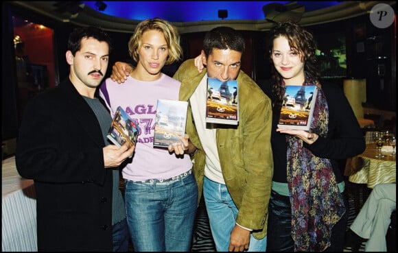 Archives - Marion Cotillard, Samy Naceri, Emma Sjoberg, et Frédéric Diefenthal lors du lancement de la vidéo du film Taxi 2 en 2000.