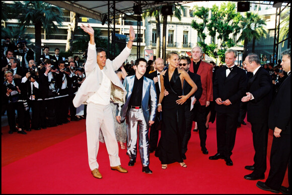 Archives - Samy Naceri, Emma Sjoberg, Bernard Farcy, Luc Besson et Frédéric Diefenthal présentent Taxi 2 au Festival de Cannes en 2000.