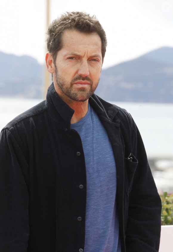 Frédéric Diefenthal au photocall de la série "Ici tout commence" lors de la 5ème saison du festival International des Séries "Canneseries" à Cannes, France, le 2 avril 2022. © Denis Guignebourg/Bestimage