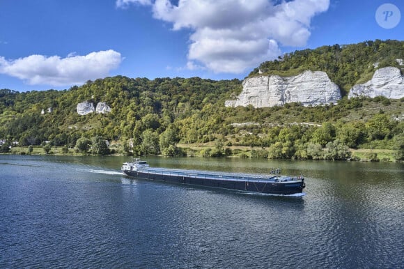 Peniche marchande sur la Seine pres des Andelys (27). Falaise et foret sur les berges de Seine - Photo by Lachas D/ANDBZ/ABACAPRESS.COM