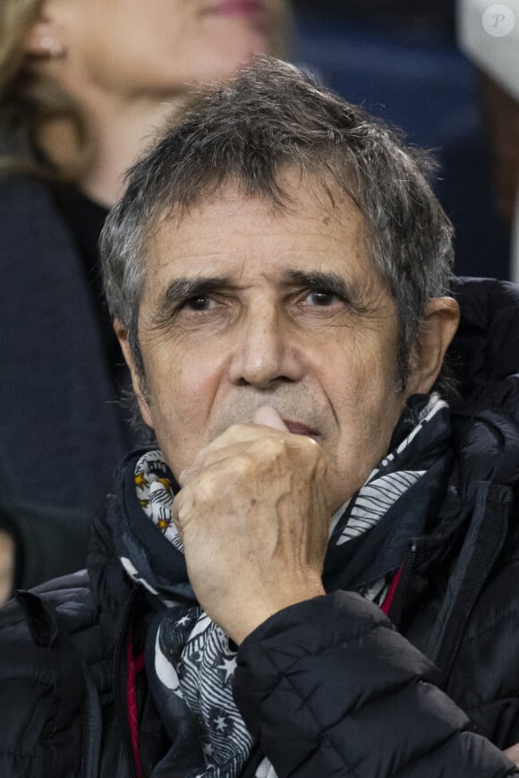 Julien Clerc - People dans les tribunes lors du match de ligue des champions entre le PSG et l'AC Milan au Parc des Princes à Paris le 25 octobre 2023. © Cyril Moreau/Bestimage 