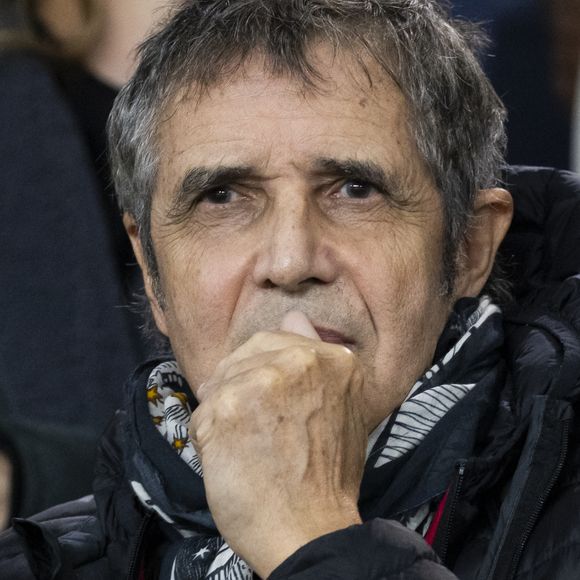 Julien Clerc - People dans les tribunes lors du match de ligue des champions entre le PSG et l'AC Milan au Parc des Princes à Paris le 25 octobre 2023. © Cyril Moreau/Bestimage 