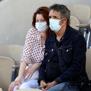 Julien Clerc et sa femme Hélène dans les tribunes des Internationaux de France de Roland Garros à Paris le 11 juin 2021. © Dominique Jacovides / Bestimage