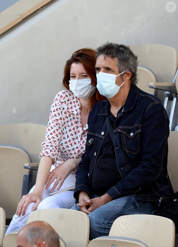 Julien Clerc et sa femme Hélène dans les tribunes des Internationaux de France de Roland Garros à Paris le 11 juin 2021. © Dominique Jacovides / Bestimage