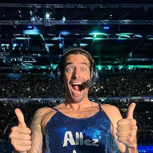 Camille Lacourt en robe à paillettes sur France 2 suite à un pari de Laure Manaudou. Instagram le 2 août 2024.
