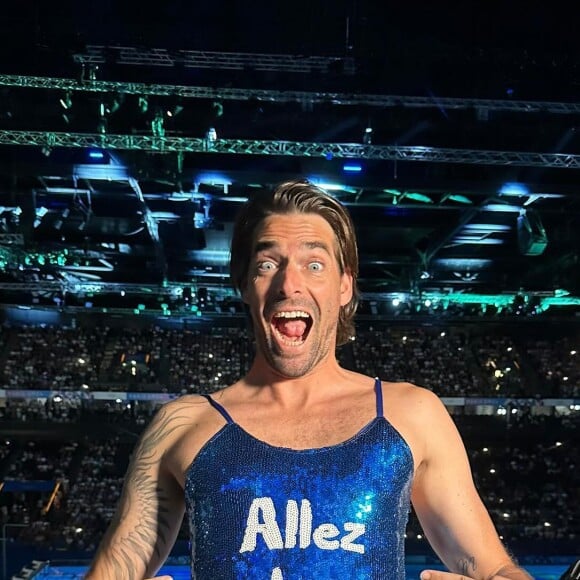 Camille Lacourt en robe à paillettes sur France 2 suite à un pari de Laure Manaudou. Instagram le 2 août 2024.