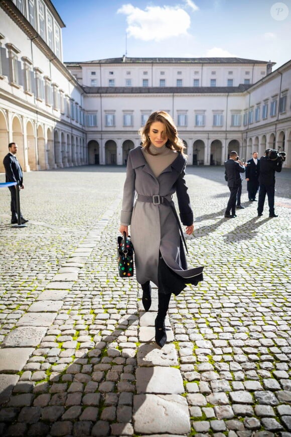 La reine Rania de Jordanie visite le Palais du Quirinal à Rome le 5 décembre 2022. 