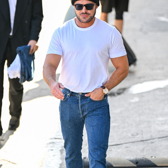 L'acteur aurait été retrouvé inconscient par deux employés de la villa, gisant dans la piscine.
Zac Efron arrive aux studios de l'émission Jimmy Kimmel Live ! Show Studios à Los Angeles, le 20 juin 2024. BauerGriffin/INSTARimages/ABACAPRESS.COM