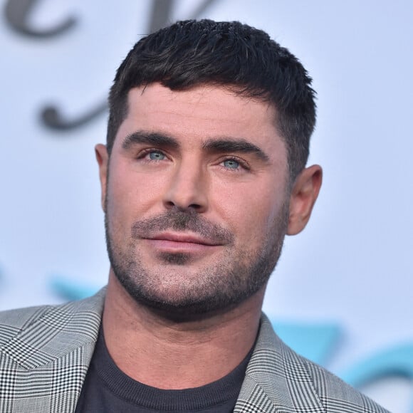 Zac Efron a été hospitalisé à Ibiza, après une alerte donnée par le personnel d'une villa dans lequel il séjournait.
Zac Efron arrive à la première mondiale de A Family Affair de Netflix qui s'est tenue à l'Egyptian Theatre à Hollywood. Lisa OConnor/AFF/ABACAPRESS.COM