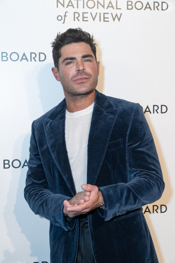 Mais les employés de la villa donnent une toute autre version, affirmant avoir retrouvé Zac Efron dans un état suffisamment alertant.
Zac Efron assiste au gala des 2024 National Board of Review Awards au Cipriani 42nd Street à New York le 11 janvier 2024. Lev Radin/SPUS/ABACAPRESS.COM