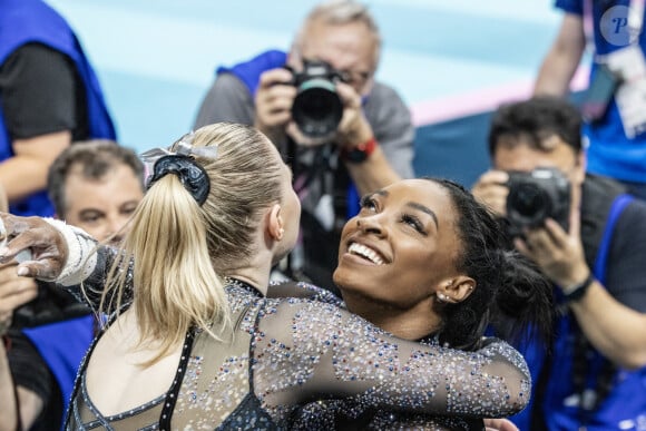 Tom Cruise assiste aux épreuves de gymnastique avec Simone Biles des USA lors des Jeux Olympiques 2024 (JO 2024) à Paris le 28 juillet 2024