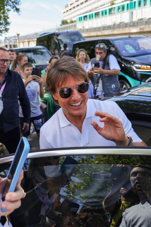 Le père de famille a été vu plusieurs fois aux côtés de la pétillante brune de 25ans. Sur la Toile, elle a immortalisé quelques images de leurs discrètes retrouvailles.
Tom Cruise salue des fans à la sortie d'une competition de gymnastique lors des Jeux Olympiques 2024 (JO 2024) à Paris - Paris, FRANCE.