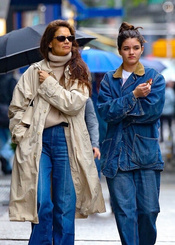 Exclusif - Katie Holmes et sa fille Suri Noelle Cruise, vont dîner à New York, le 16 mai 2024. Quelques semaines après son 18ème anniversaire, Suri aurait décidé de se faire appeler Suri Noelle, qui est le deuxième prénom de sa mère. 