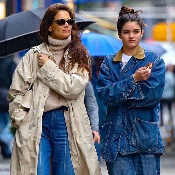 Exclusif - Katie Holmes et sa fille Suri Noelle Cruise, vont dîner à New York, le 16 mai 2024. Quelques semaines après son 18ème anniversaire, Suri aurait décidé de se faire appeler Suri Noelle, qui est le deuxième prénom de sa mère. 