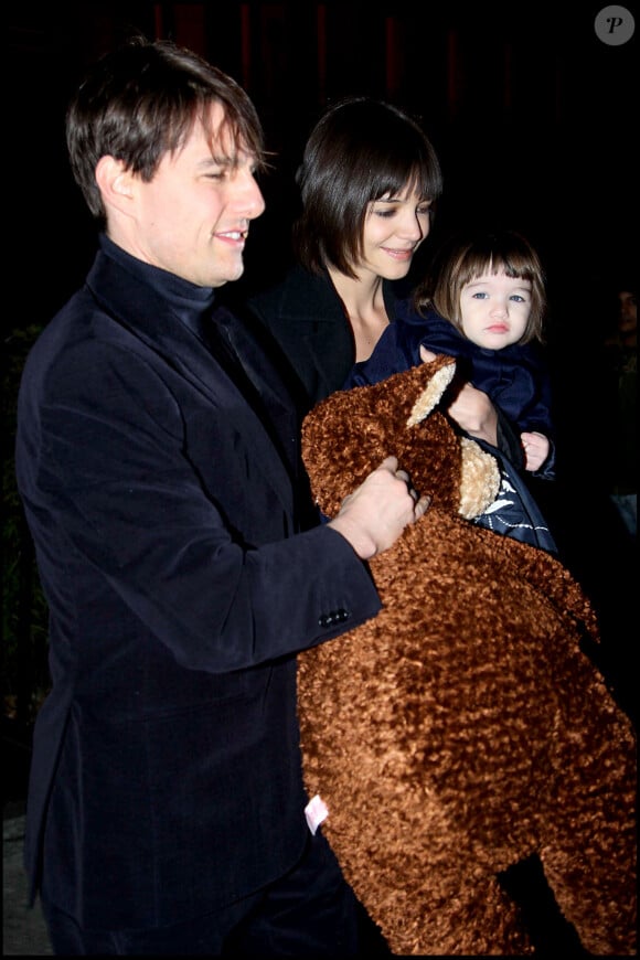 Tom Cruise, Katie Holmes et leur fille Suri se promenant dans les rues de Milan.