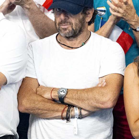 Le chanteur s'est rendu à la salle de Paris La Défense Arena le 2 août dernier

Patrick Bruel et son amie Clémence assistent aux épreuves de natation lors des Jeux Olympiques de Paris 2024 (JO) à La Défense Arena à Nanterre le 2 aout 2024. © Perusseau-Jacovides/Bestimage