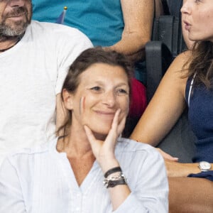 Patrick Bruel et son amie Clémence assistent aux épreuves de natation lors des Jeux Olympiques de Paris 2024 (JO) à La Défense Arena à Nanterre le 2 aout 2024. © Perusseau-Jacovides/Bestimage