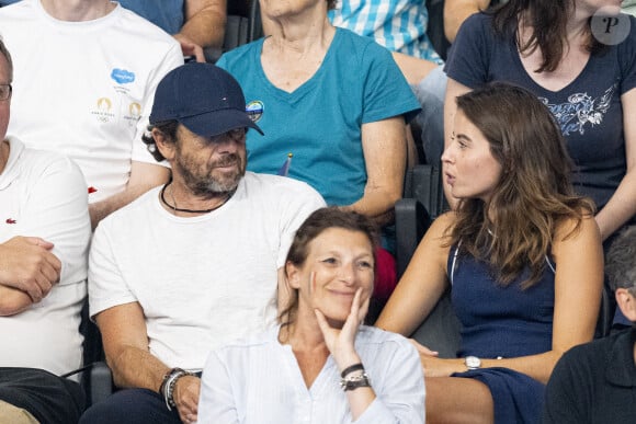 Patrick Bruel et son amie Clémence assistent aux épreuves de natation lors des Jeux Olympiques de Paris 2024 (JO) à La Défense Arena à Nanterre le 2 aout 2024. © Perusseau-Jacovides/Bestimage