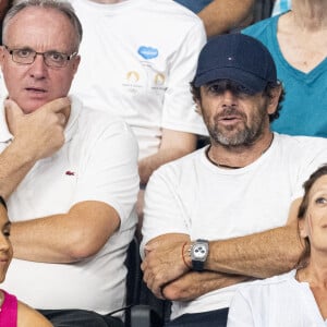 Patrick Bruel et son amie Clémence assistent aux épreuves de natation lors des Jeux Olympiques de Paris 2024 (JO) à La Défense Arena à Nanterre le 2 aout 2024. © Perusseau-Jacovides/Bestimage