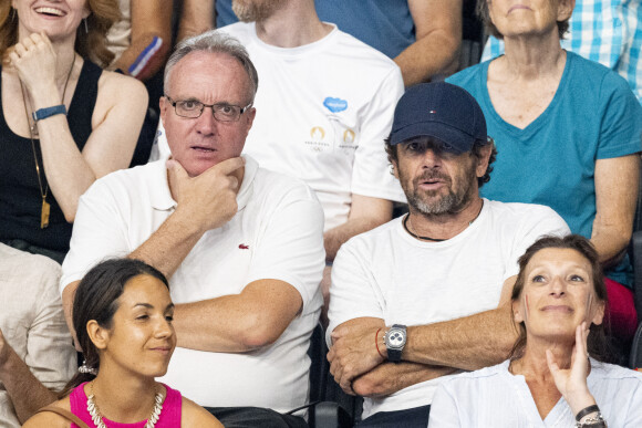 Patrick Bruel et son amie Clémence assistent aux épreuves de natation lors des Jeux Olympiques de Paris 2024 (JO) à La Défense Arena à Nanterre le 2 aout 2024. © Perusseau-Jacovides/Bestimage