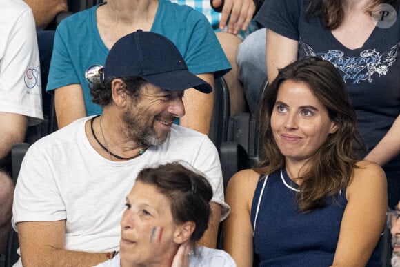 Tee-shirt blanc et casquette bleu sur la tête, Patrick Bruel a pu vibrer au rythme des exploits du Français

Patrick Bruel et son amie Clémence assistent aux épreuves de natation lors des Jeux Olympiques de Paris 2024 (JO) à La Défense Arena à Nanterre le 2 aout 2024. © Perusseau-Jacovides/Bestimage