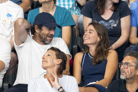 Patrick Bruel et son amie Clémence assistent aux épreuves de natation lors des Jeux Olympiques de Paris 2024 (JO) à La Défense Arena à Nanterre le 2 aout 2024. © Perusseau-Jacovides/Bestimage