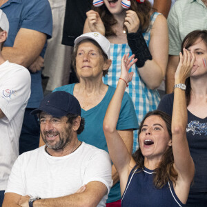 Patrick Bruel et son amie Clémence assistent aux épreuves de natation lors des Jeux Olympiques de Paris 2024 (JO) à La Défense Arena à Nanterre le 2 aout 2024. © Perusseau-Jacovides/Bestimage