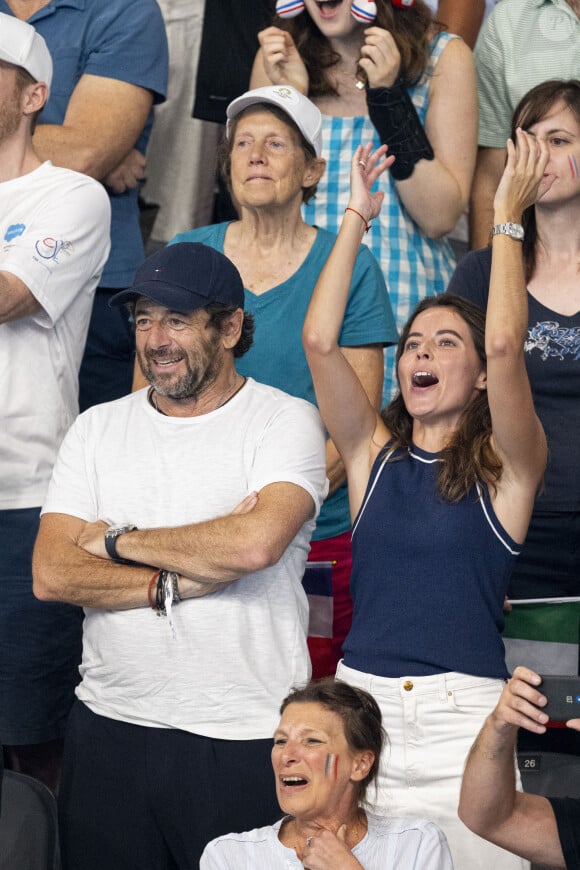 Patrick Bruel et son amie Clémence assistent aux épreuves de natation lors des Jeux Olympiques de Paris 2024 (JO) à La Défense Arena à Nanterre le 2 aout 2024. © Perusseau-Jacovides/Bestimage