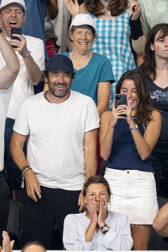 Passionné de sport, Patrick Bruel s'est rendu à plusieurs épreuves depuis le début des JO

Patrick Bruel et son amie Clémence assistent aux épreuves de natation lors des Jeux Olympiques de Paris 2024 (JO) à La Défense Arena à Nanterre le 2 aout 2024. © Perusseau-Jacovides/Bestimage