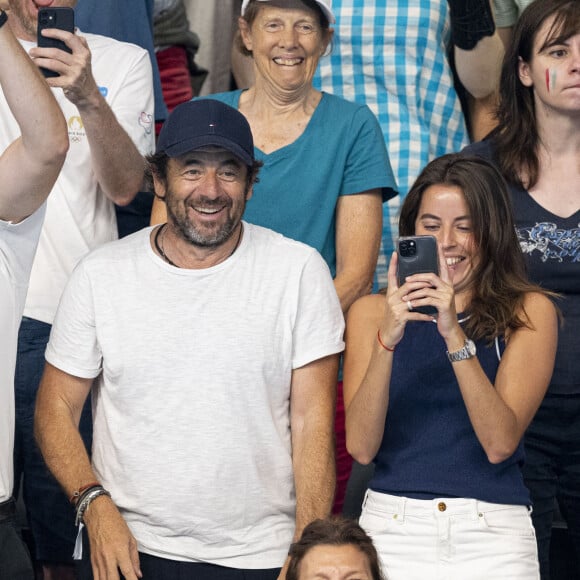 Passionné de sport, Patrick Bruel s'est rendu à plusieurs épreuves depuis le début des JO

Patrick Bruel et son amie Clémence assistent aux épreuves de natation lors des Jeux Olympiques de Paris 2024 (JO) à La Défense Arena à Nanterre le 2 aout 2024. © Perusseau-Jacovides/Bestimage