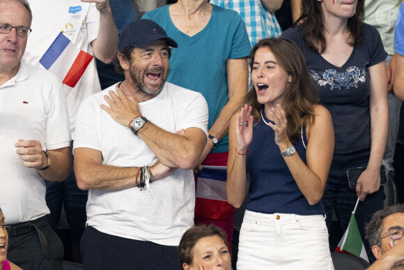 Patrick Bruel et son amie Clémence assistent aux épreuves de natation lors des Jeux Olympiques de Paris 2024 (JO) à La Défense Arena à Nanterre le 2 aout 2024. © Perusseau-Jacovides/Bestimage