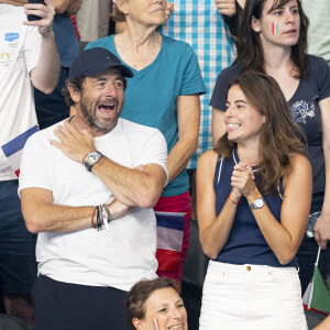 Patrick Bruel et son amie Clémence assistent aux épreuves de natation lors des Jeux Olympiques de Paris 2024 (JO) à La Défense Arena à Nanterre le 2 aout 2024. © Perusseau-Jacovides/Bestimage