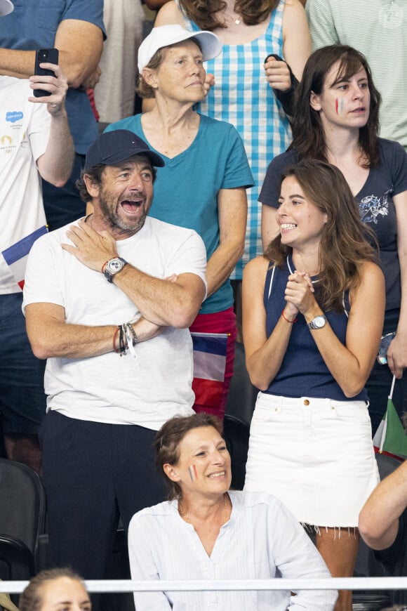 Patrick Bruel et son amie Clémence assistent aux épreuves de natation lors des Jeux Olympiques de Paris 2024 (JO) à La Défense Arena à Nanterre le 2 aout 2024. © Perusseau-Jacovides/Bestimage