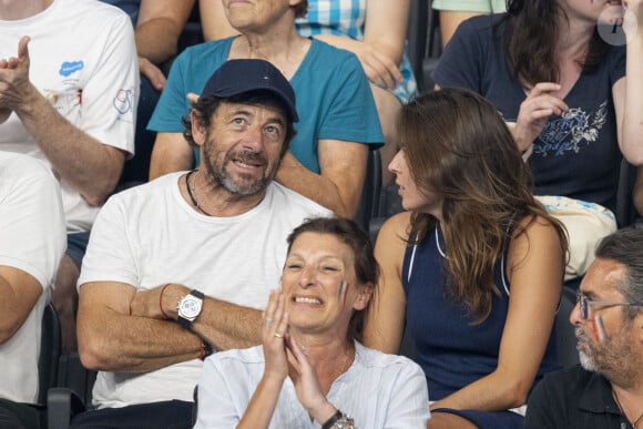 Patrick Bruel et son amie Clémence assistent aux épreuves de natation lors des Jeux Olympiques de Paris 2024 (JO) à La Défense Arena à Nanterre le 2 aout 2024. © Perusseau-Jacovides/Bestimage