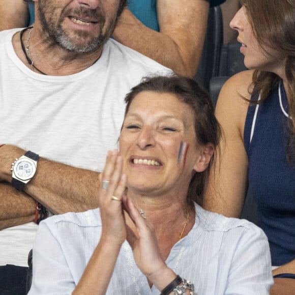 Patrick Bruel et son amie Clémence assistent aux épreuves de natation lors des Jeux Olympiques de Paris 2024 (JO) à La Défense Arena à Nanterre le 2 aout 2024. © Perusseau-Jacovides/Bestimage