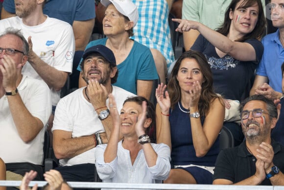 Patrick Bruel et son amie Clémence assistent aux épreuves de natation lors des Jeux Olympiques de Paris 2024 (JO) à La Défense Arena à Nanterre le 2 aout 2024. © Perusseau-Jacovides/Bestimage