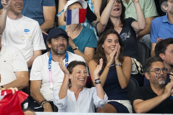 Patrick Bruel et son amie Clémence assistent aux épreuves de natation lors des Jeux Olympiques de Paris 2024 (JO) à La Défense Arena à Nanterre le 2 aout 2024. © Perusseau-Jacovides/Bestimage