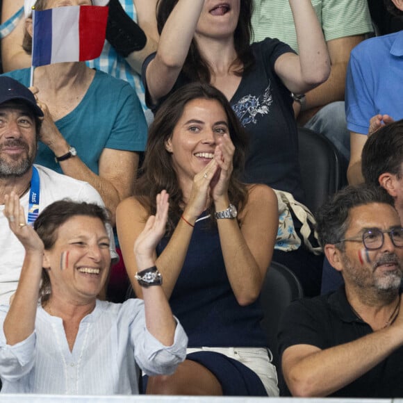 Patrick Bruel et son amie Clémence assistent aux épreuves de natation lors des Jeux Olympiques de Paris 2024 (JO) à La Défense Arena à Nanterre le 2 aout 2024. © Perusseau-Jacovides/Bestimage