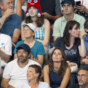 Patrick Bruel et son amie Clémence assistent aux épreuves de natation lors des Jeux Olympiques de Paris 2024 (JO) à La Défense Arena à Nanterre le 2 aout 2024. © Perusseau-Jacovides/Bestimage