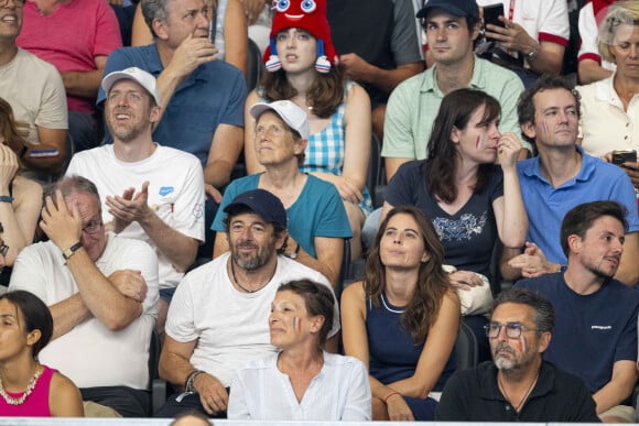 Patrick Bruel et son amie Clémence assistent aux épreuves de natation lors des Jeux Olympiques de Paris 2024 (JO) à La Défense Arena à Nanterre le 2 aout 2024. © Perusseau-Jacovides/Bestimage