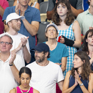 Patrick Bruel et son amie Clémence assistent aux épreuves de natation lors des Jeux Olympiques de Paris 2024 (JO) à La Défense Arena à Nanterre le 2 aout 2024. © Perusseau-Jacovides/Bestimage