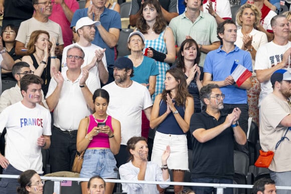 Patrick Bruel et son amie Clémence assistent aux épreuves de natation lors des Jeux Olympiques de Paris 2024 (JO) à La Défense Arena à Nanterre le 2 aout 2024. © Perusseau-Jacovides/Bestimage