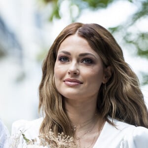 Caroline Receveur - Caroline Receveur et Hugo Philip arrivent à la Mairie du 16ème arrondissement à Paris pour leur mariage, le 11 juillet 2020. Veuillez flouter le visage des enfants avant publication