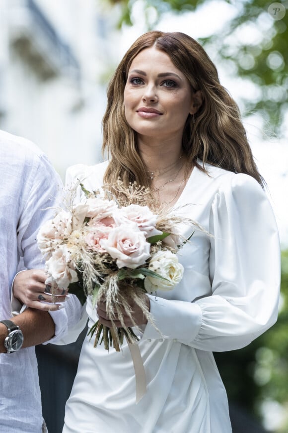 Caroline Receveur - Caroline Receveur et Hugo Philip arrivent à la Mairie du 16ème arrondissement à Paris pour leur mariage, le 11 juillet 2020. Veuillez flouter le visage des enfants avant publication