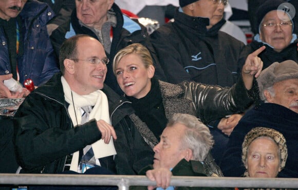 Le Prince Albert II de Monaco avec une amie sud-africaine, Charlene Wittstock, lors de la cérémonie d'ouverture des XXème Jeux Olympiques d'hiver à Turin, Italie, le 10 février 2006. Les Jeux se déroulent du vendredi 10 février au 26 février 2006. Photo Gouhier-Nebinger-Orban/ABACAPRESS.COM