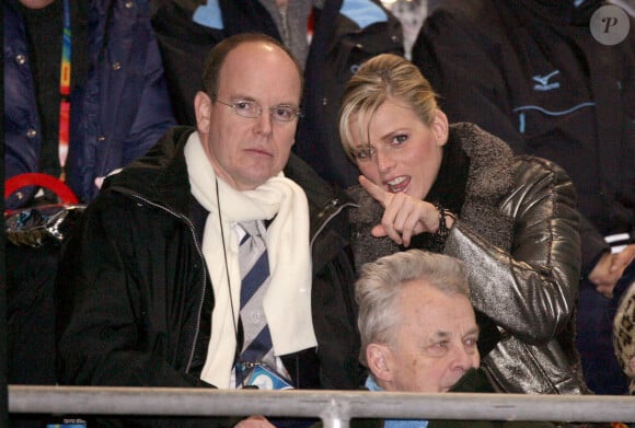 Le Prince Albert II de Monaco avec une amie sud-africaine, Charlene Wittstock, lors de la cérémonie d'ouverture des XXème Jeux Olympiques d'hiver à Turin, Italie, le 10 février 2006. Les Jeux se déroulent du vendredi 10 février au 26 février 2006. Photo Gouhier-Nebinger-Orban/ABACAPRESS.COM