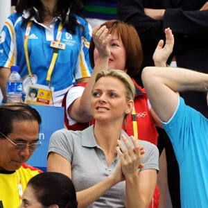 S.A.S. le Prince Albert II de Monaco et Charlene Wittstock soutiennent l'athlète zimbabwéen Coventry lors de la finale du 200 mètres dos au National Aquatic Center lors de la huitième journée des Jeux Olympiques de Pékin 2008, en Chine, le 16 août 2008. Photo par Hahn/Gouhier/Nebinger/ABACAPRESS.COM