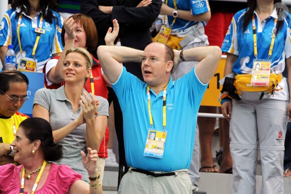 S.A.S. le Prince Albert II de Monaco et Charlene Wittstock soutiennent l'athlète zimbabwéen Coventry lors de la finale du 200 mètres dos au National Aquatic Center lors de la huitième journée des Jeux Olympiques de Pékin 2008, en Chine, le 16 août 2008. Photo par Hahn/Gouhier/Nebinger/ABACAPRESS.COM