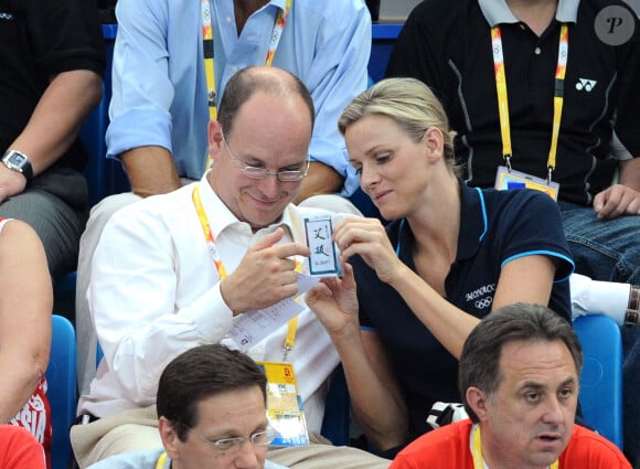 S.A.S. le Prince Albert II de Monaco et Charlene Wittstock assistent à la finale de la routine libre du duo de natation synchronisée lors de la douzième journée des XXIXe Jeux olympiques de Pékin, au stade national de Pékin, en Chine, le 20 août 2008. Photo par Valerian Wagner/ABACAPRESS.COM